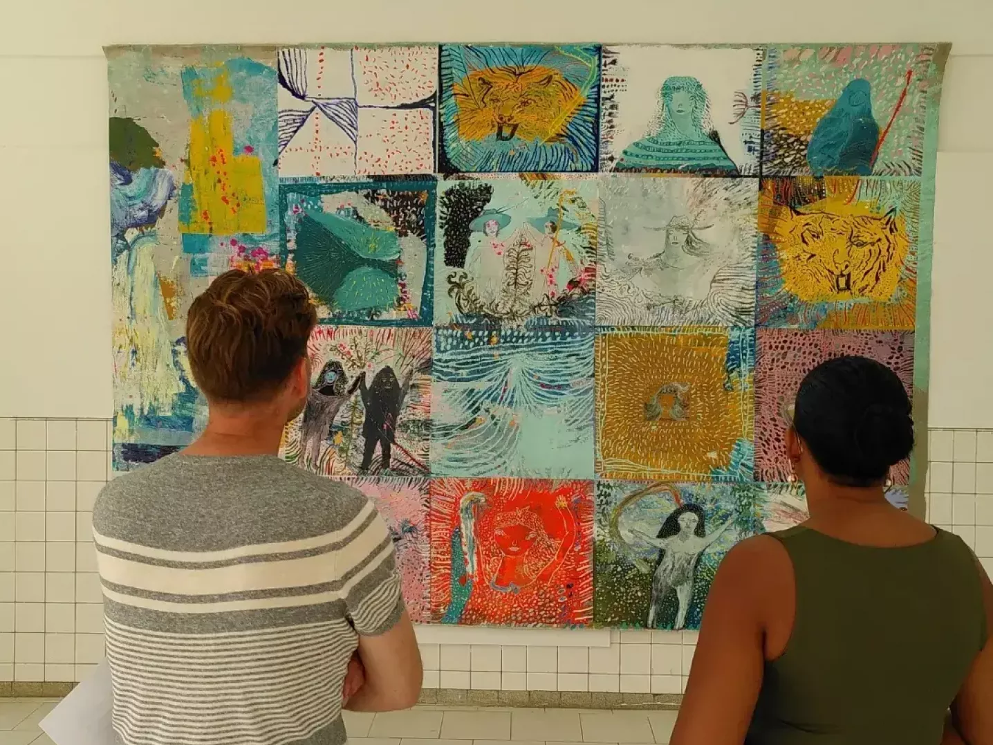 man and woman looking at a big painting in Ateliers '89 in Aruba