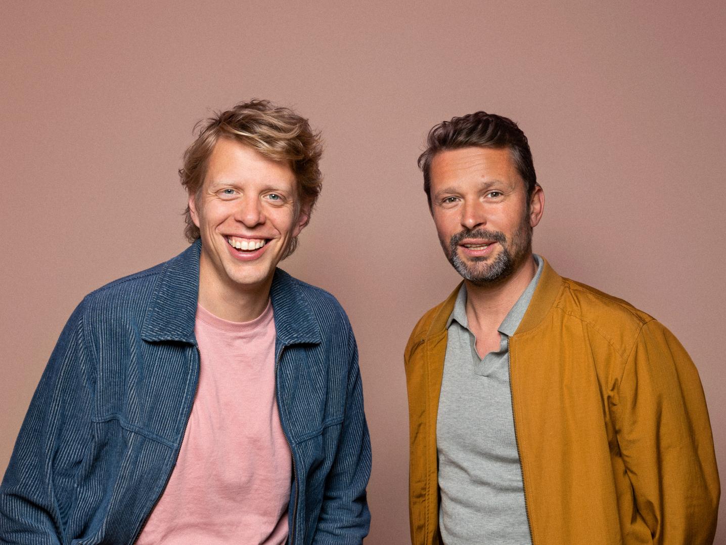 Twee mannen voor een lichtroze achtergrond
