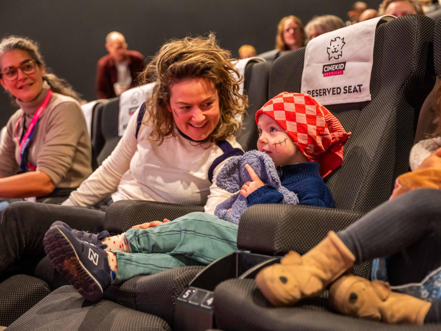 verklede kinderen en volwassenen in bioscoopstoel