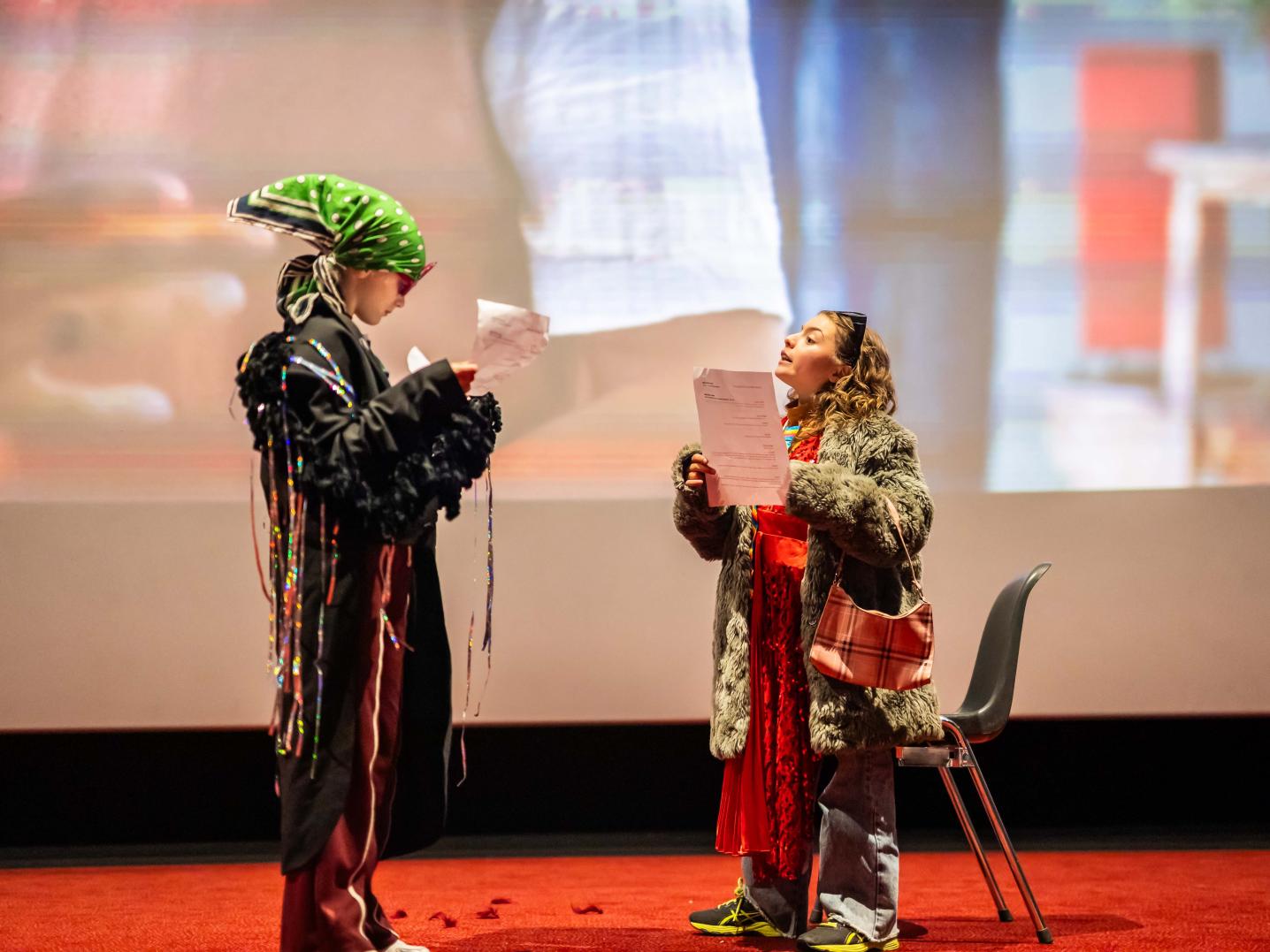 verklede kinderen met papier in hand