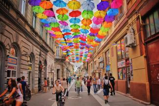 Straat in Roemenië met kleurrijke paraplu's