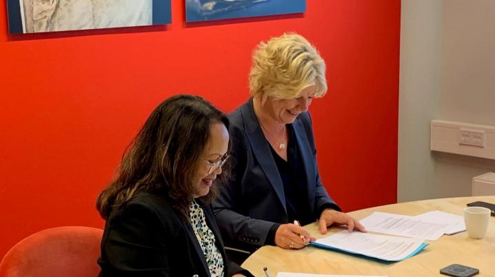 Ms Rita Tjien Fooh, director of the National Archives of Suriname, and Ms Afelonne Doek, director of the National Archives of the Netherlands, sign the renewed cooperation.