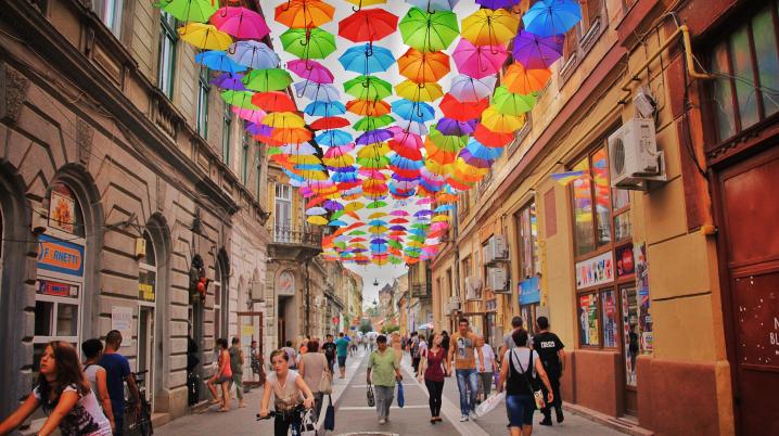 Straat in Roemenië met kleurrijke paraplu's