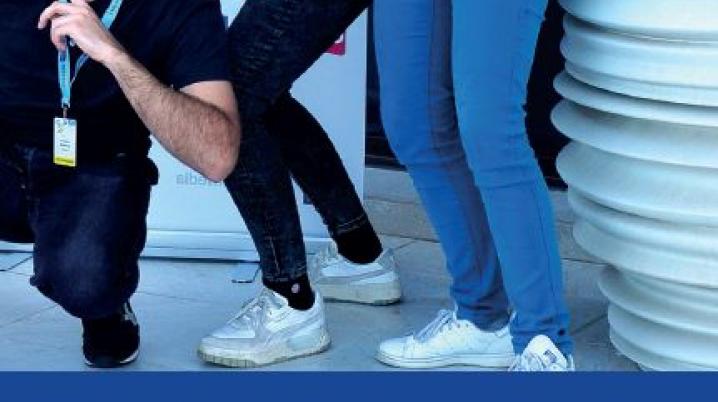 Mensen die blij kijken voor een banner. 