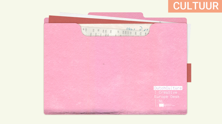 roze folder met witte en roodgekleurde documenten aan de binnenkant