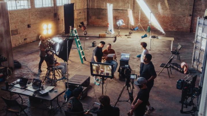 Ruimte met camera's, belichting en personen