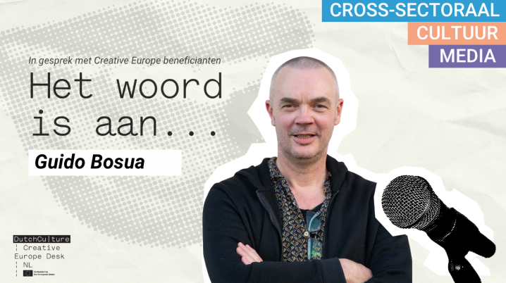 Collage stijl banner met witte man en microfoon