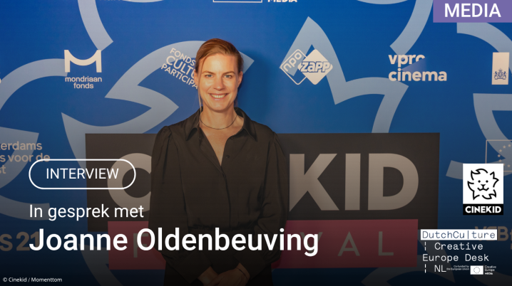 vrouw staat op rode loper voor een banner